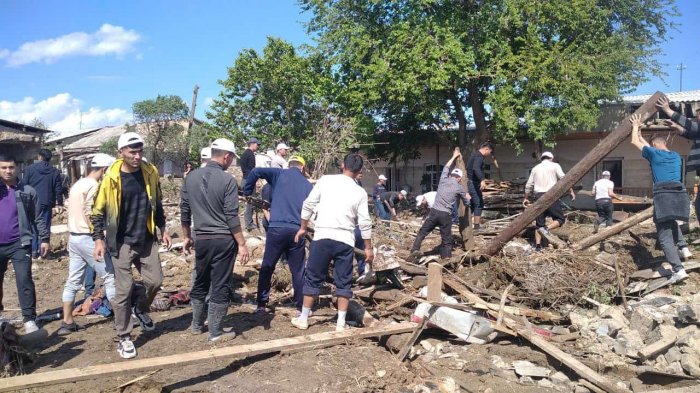 Зоминлик ёшлар Форишдаги талофат кўрган аҳолига ёрдам кўрсатиш учун боришди